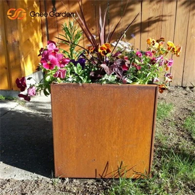 Jardinieră din oțel corten de mare cantitate ruginită